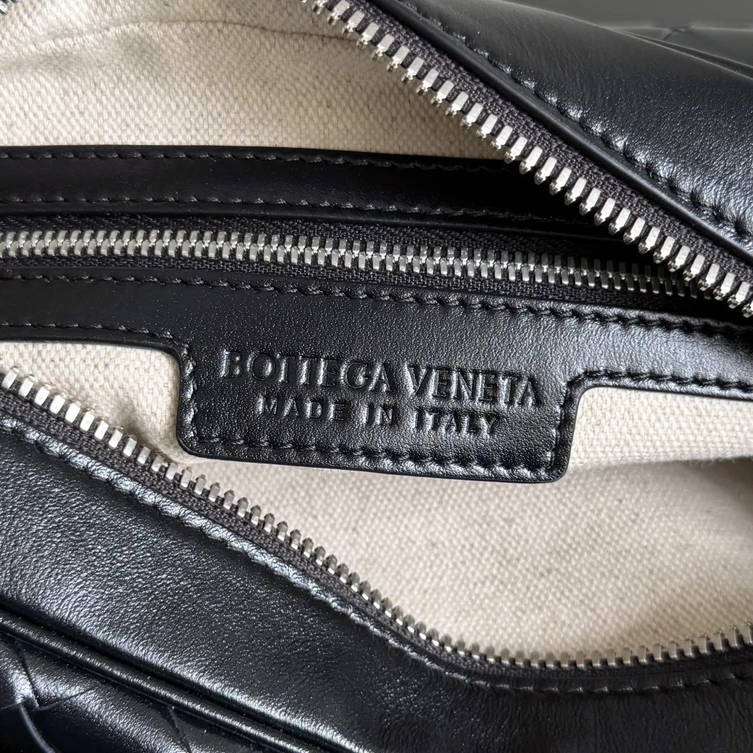 Batch 1820 BOTTEGA VENETA small INTRECCIATO woven camera bag This bv classic camera bag is a further evolution of classic woven technology, combining practicality and fashion, perfectly meeting multi-purpose needs! Classic leather handmade. Lightweight and large capacity. The shoulder strap is removable and adjustable. In addition to being worn cross-body, it can also be placed in the suitcase as a toiletry bag. It is very convenient for daily storage and classification. It also has hanging accessories to show your personality. No matter how complicated the world is, as long as you have a bag with you, everything will become better. Style number: 755923 Size: 24.5*15*6cm